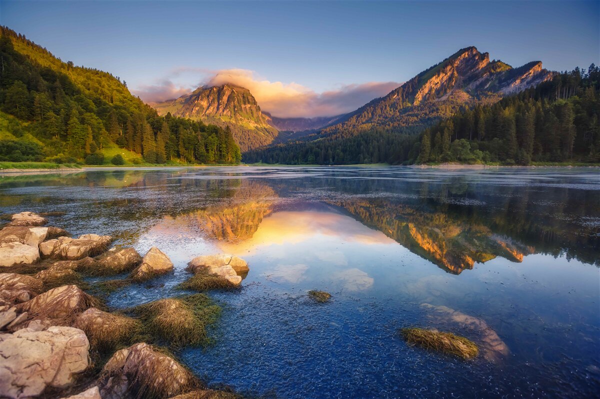Papier peint coucher de soleil sur un lac de montagne calme