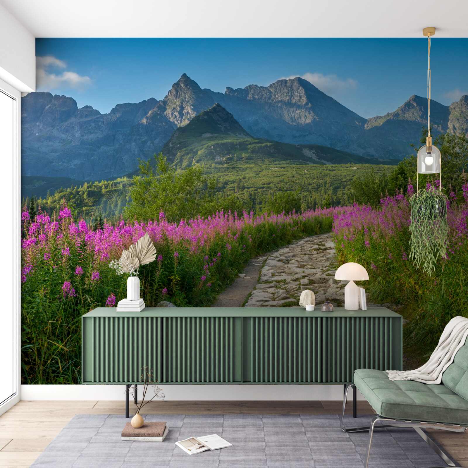 Papier peint Chemin au milieu d'un champ fleuri dans une région montagneuse