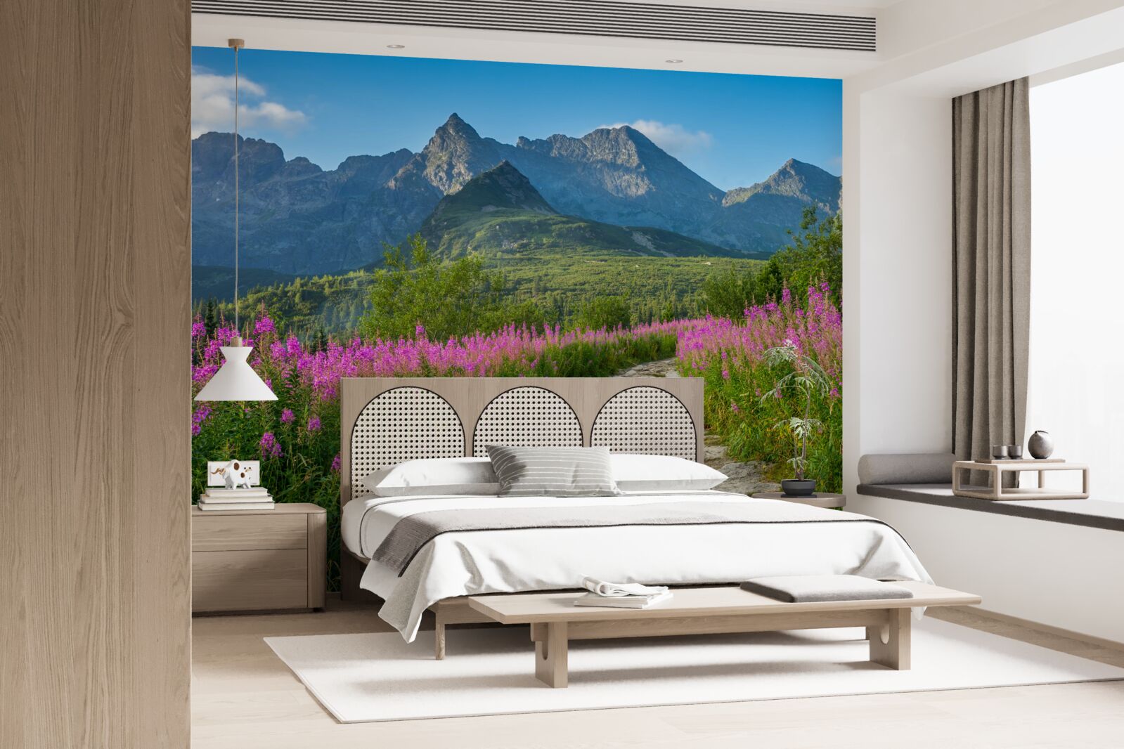 Papier peint Chemin au milieu d'un champ fleuri dans une région montagneuse