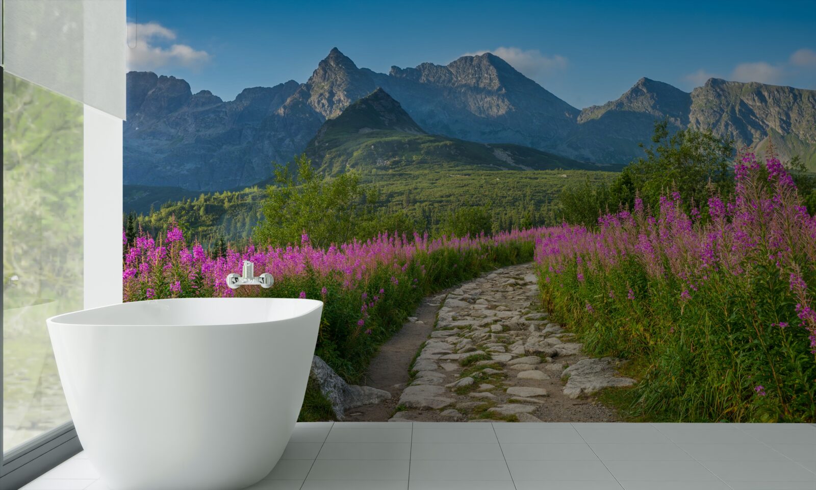 Papier peint Chemin au milieu d'un champ fleuri dans une région montagneuse