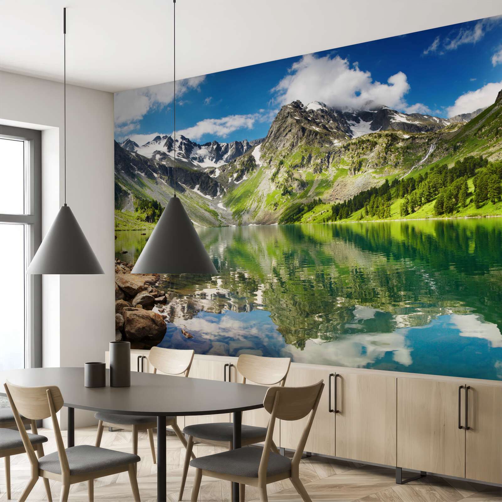 Papier peint les eaux calmes d'un lac de montagne par une journée d'été