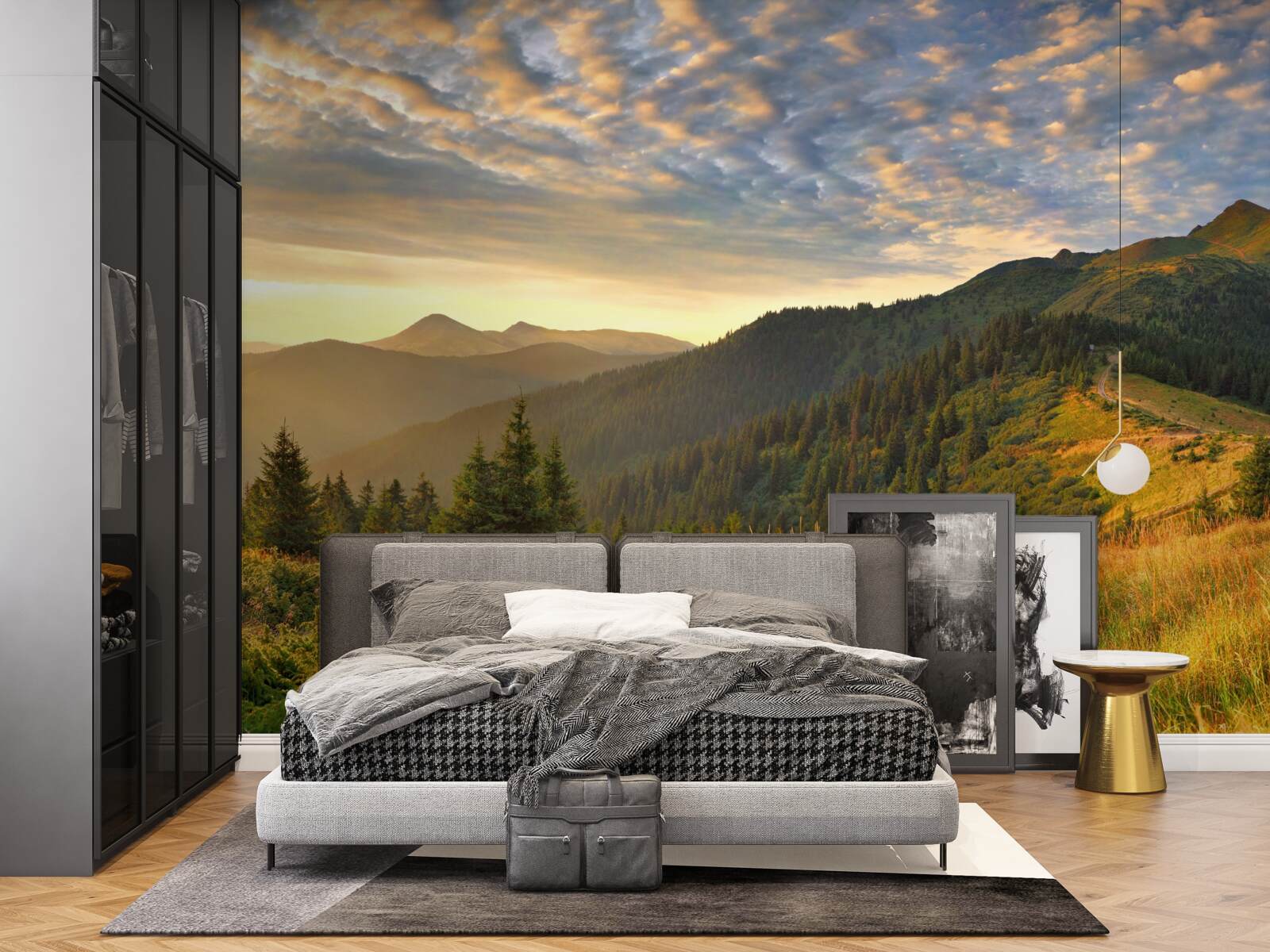 Papier peint les nuages au-dessus des montagnes sont peints dans les couleurs chaudes du coucher de soleil