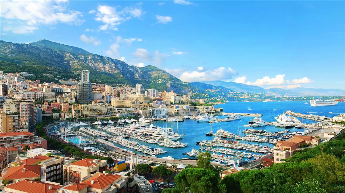 Papier peint Monaco est une baie où se rassemblent de nombreux yachts