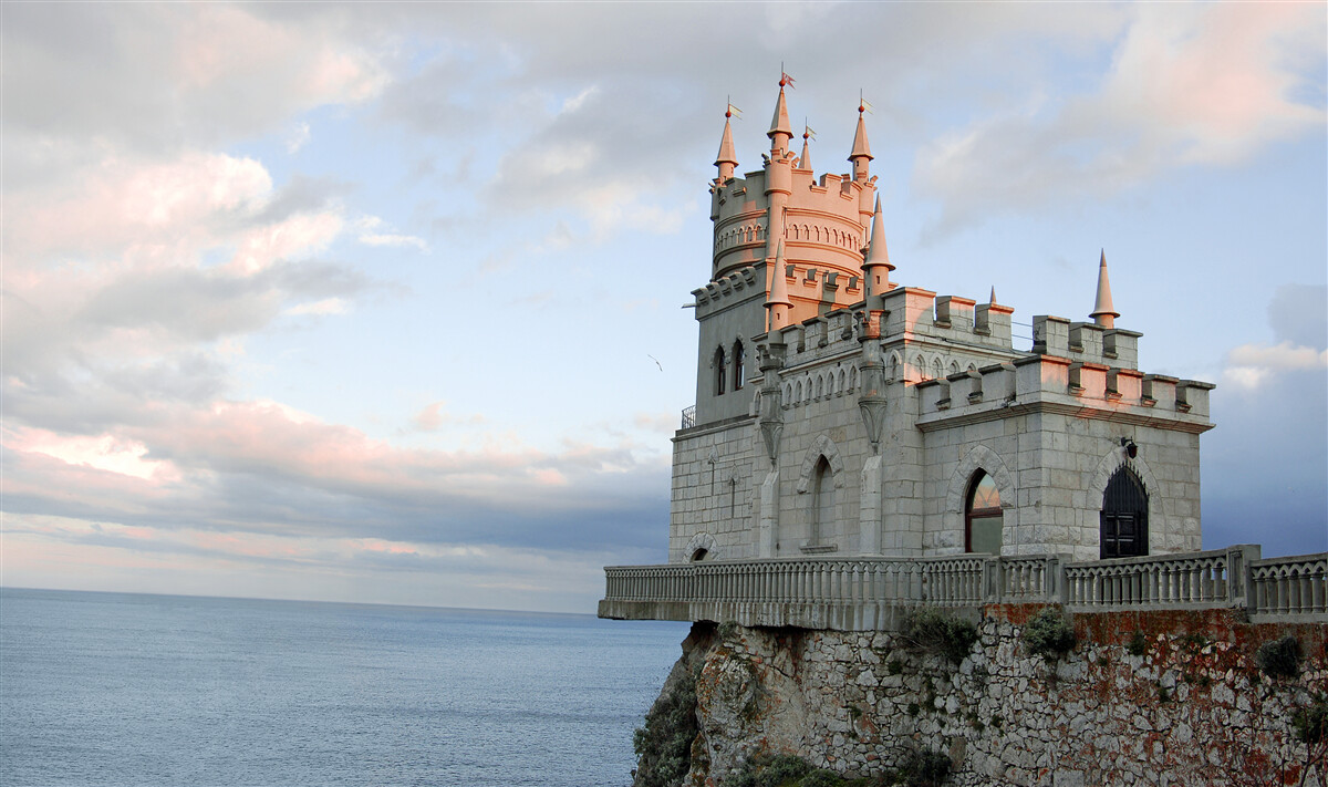 Papier peint nid d'hirondelles à l'aube