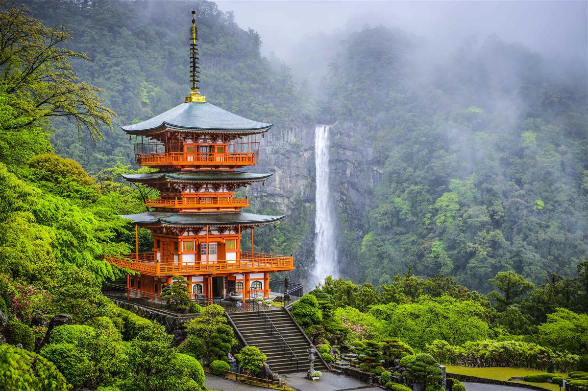 Papier peint Pagode japonaise près d'une cascade