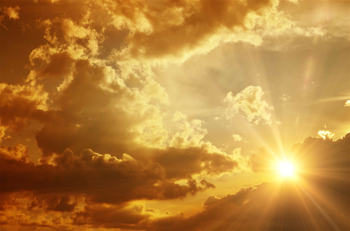 Papier peint les rayons du soleil qui percent les nuages au coucher du soleil dégagent de la chaleur