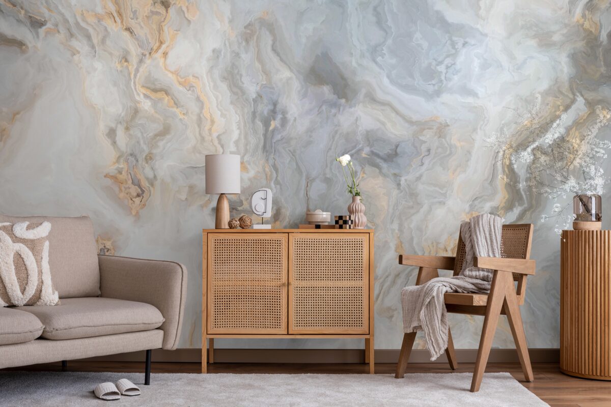 Papier peint fond gris, décoré de tons dorés