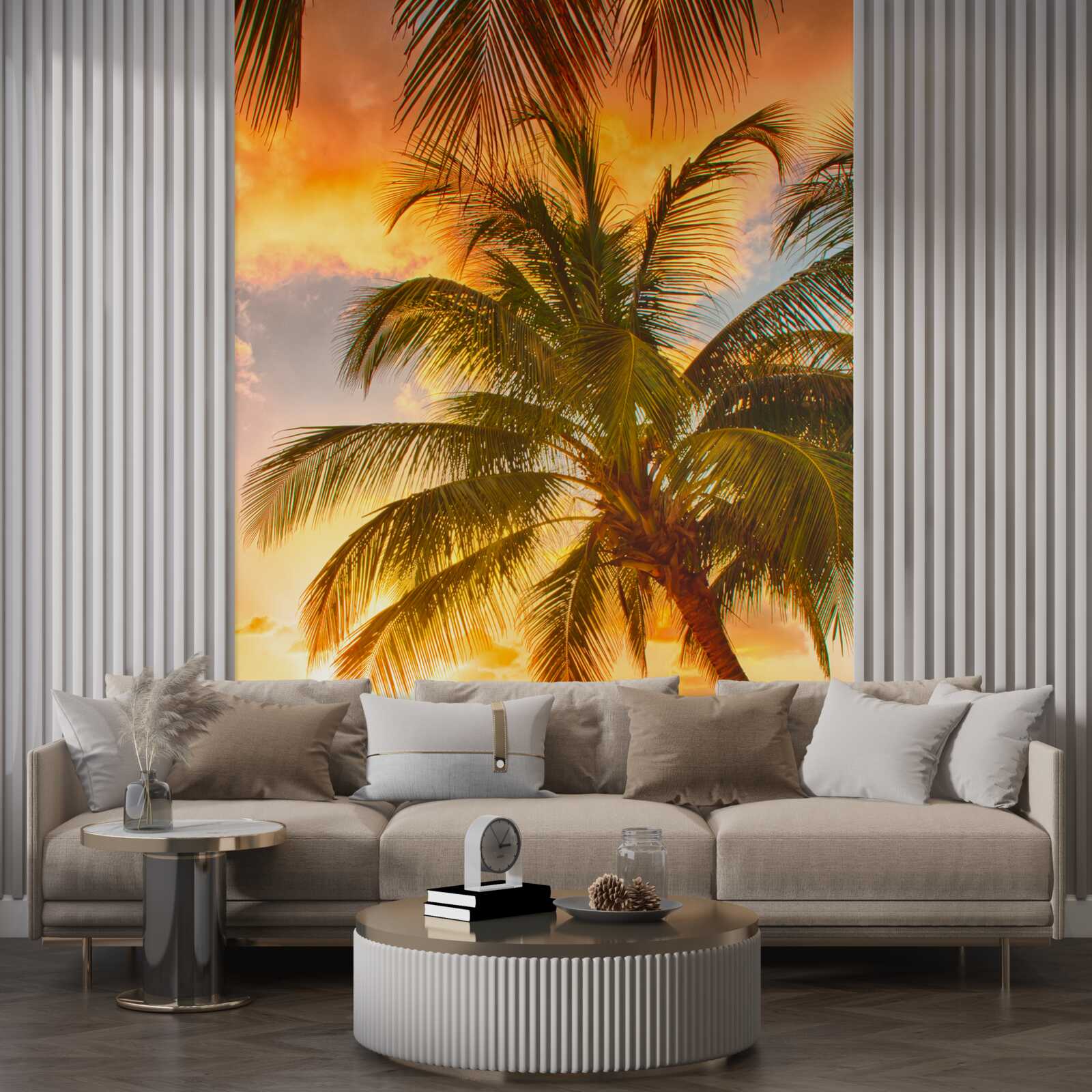 Papier peint le coucher de soleil illumine un palmier sur la plage
