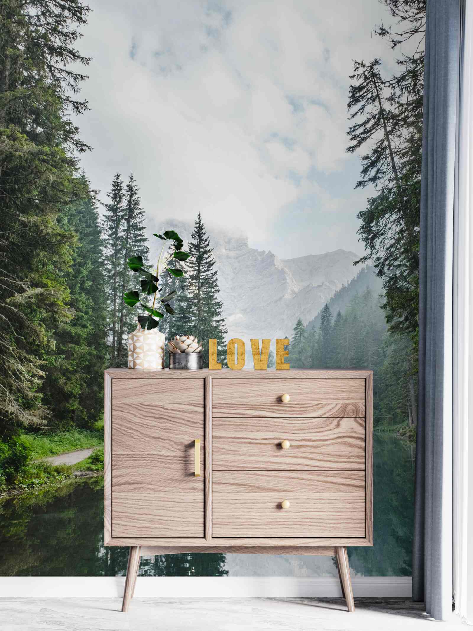 Papier peint une rivière de montagne enveloppée de brume coule silencieusement