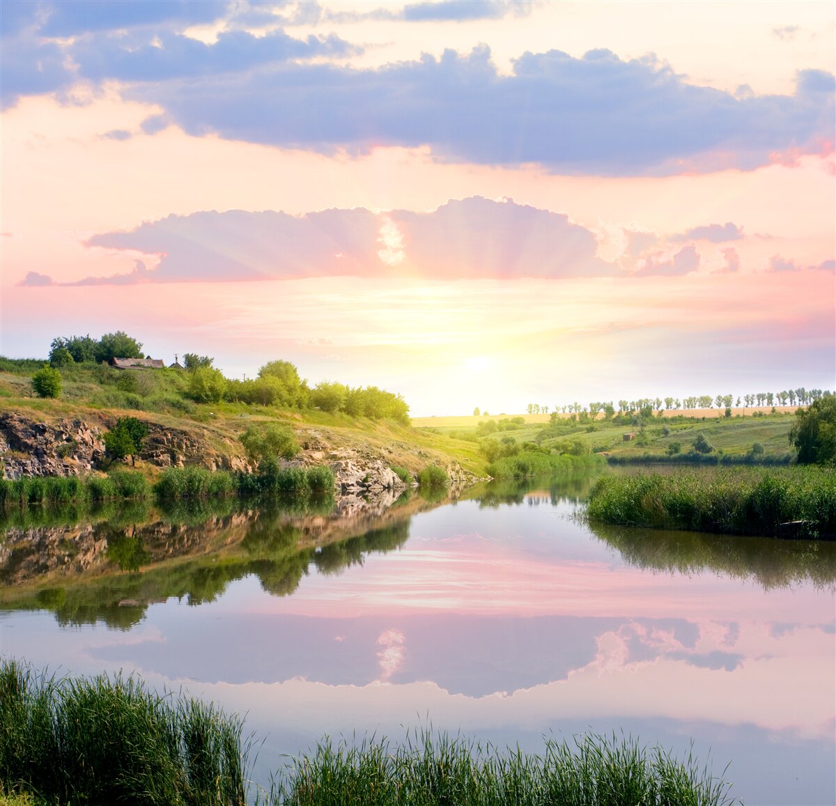 Papier peint terrasse confortable au bord d'un lac tranquille