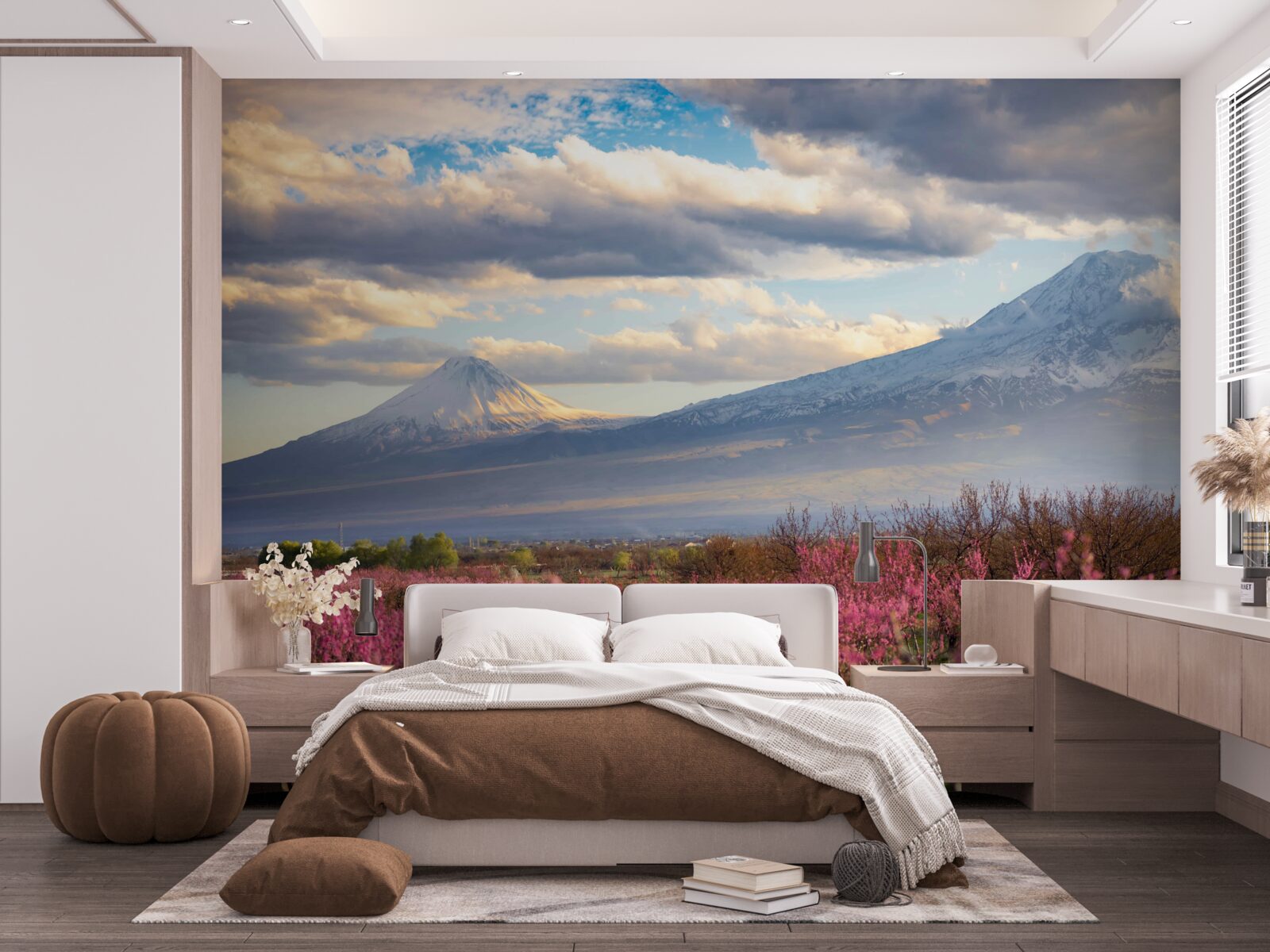 Papier peint Au pied des montagnes, les cerisiers sont fièrement en fleurs