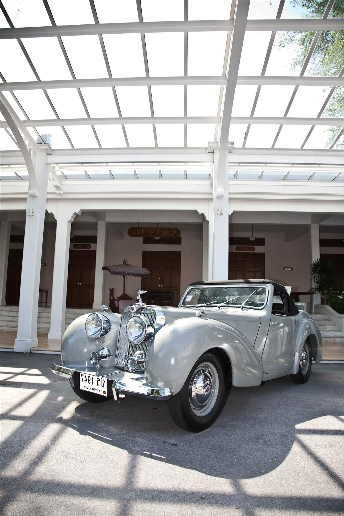 Papier peint vieille voiture grise près du bâtiment