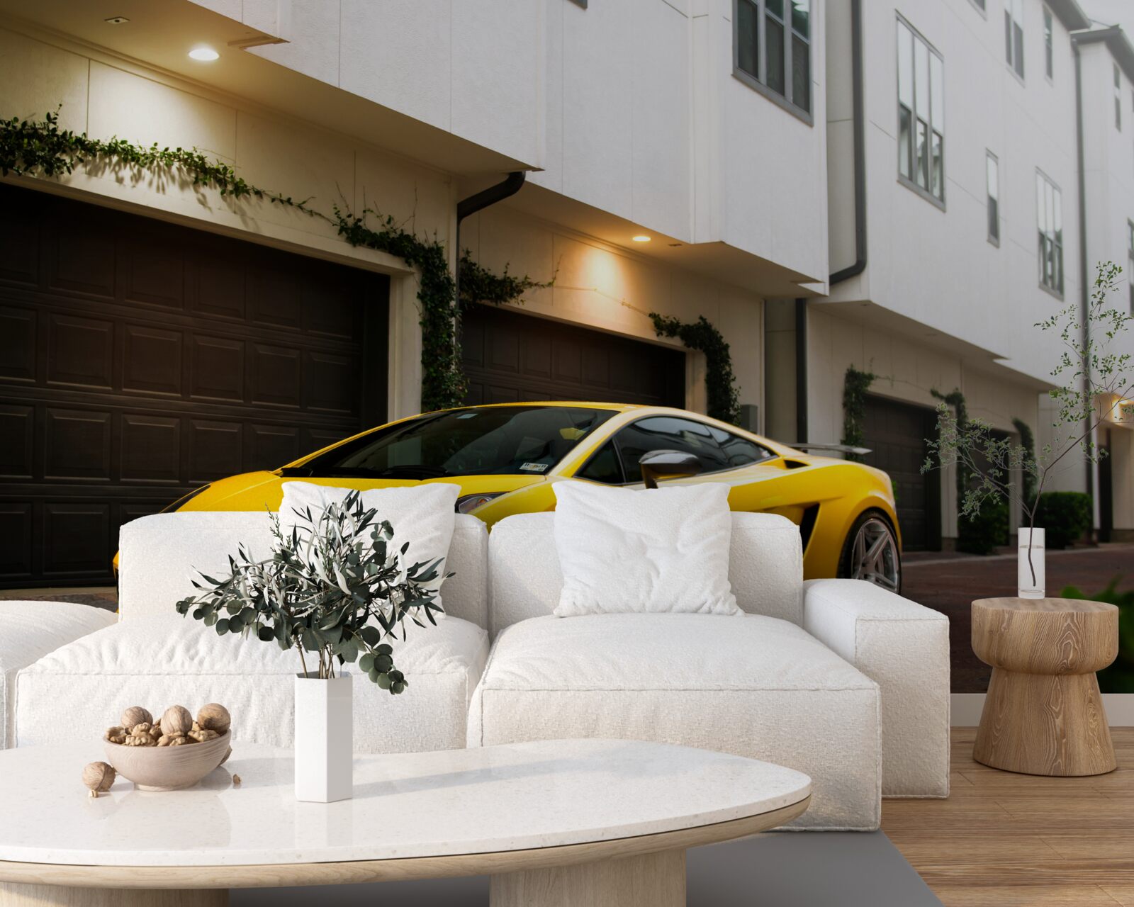 Papier peint voiture jaune élégante près de la maison