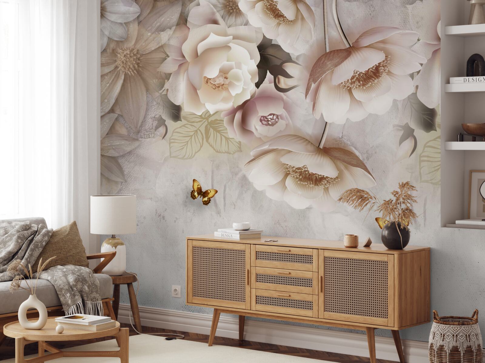 Papier peint roses dans les tons crème et papillons clairs