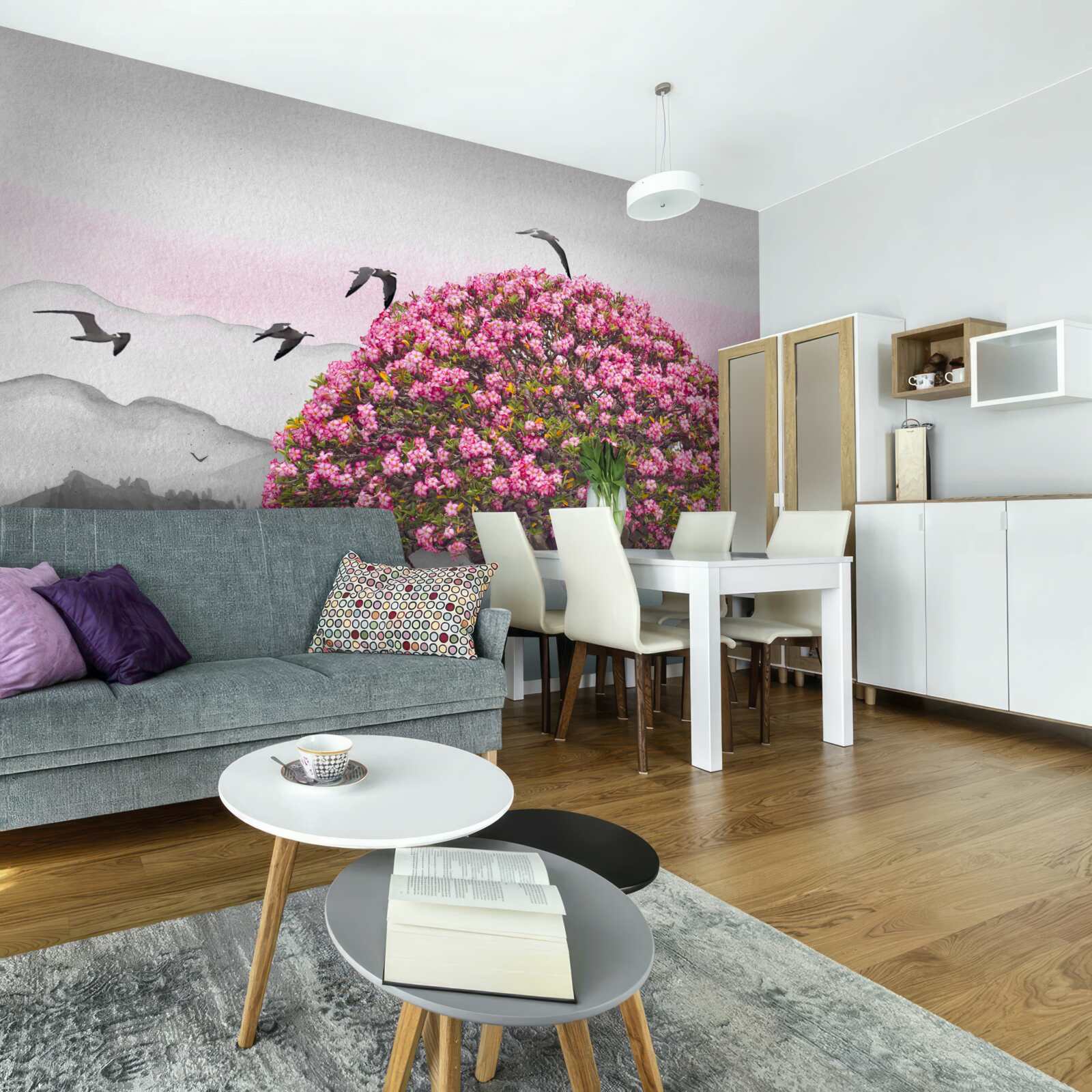 Papier peint des oiseaux survolent un arbre en fleurs