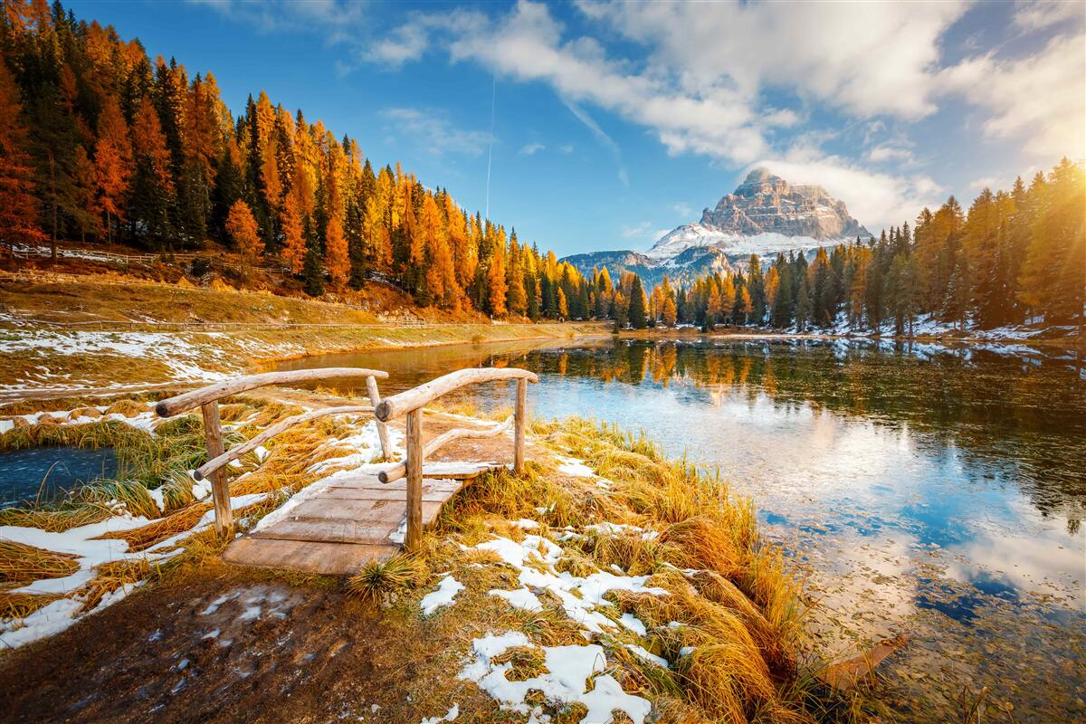 Papier peint paysage d'automne avec une montagne à l'horizon