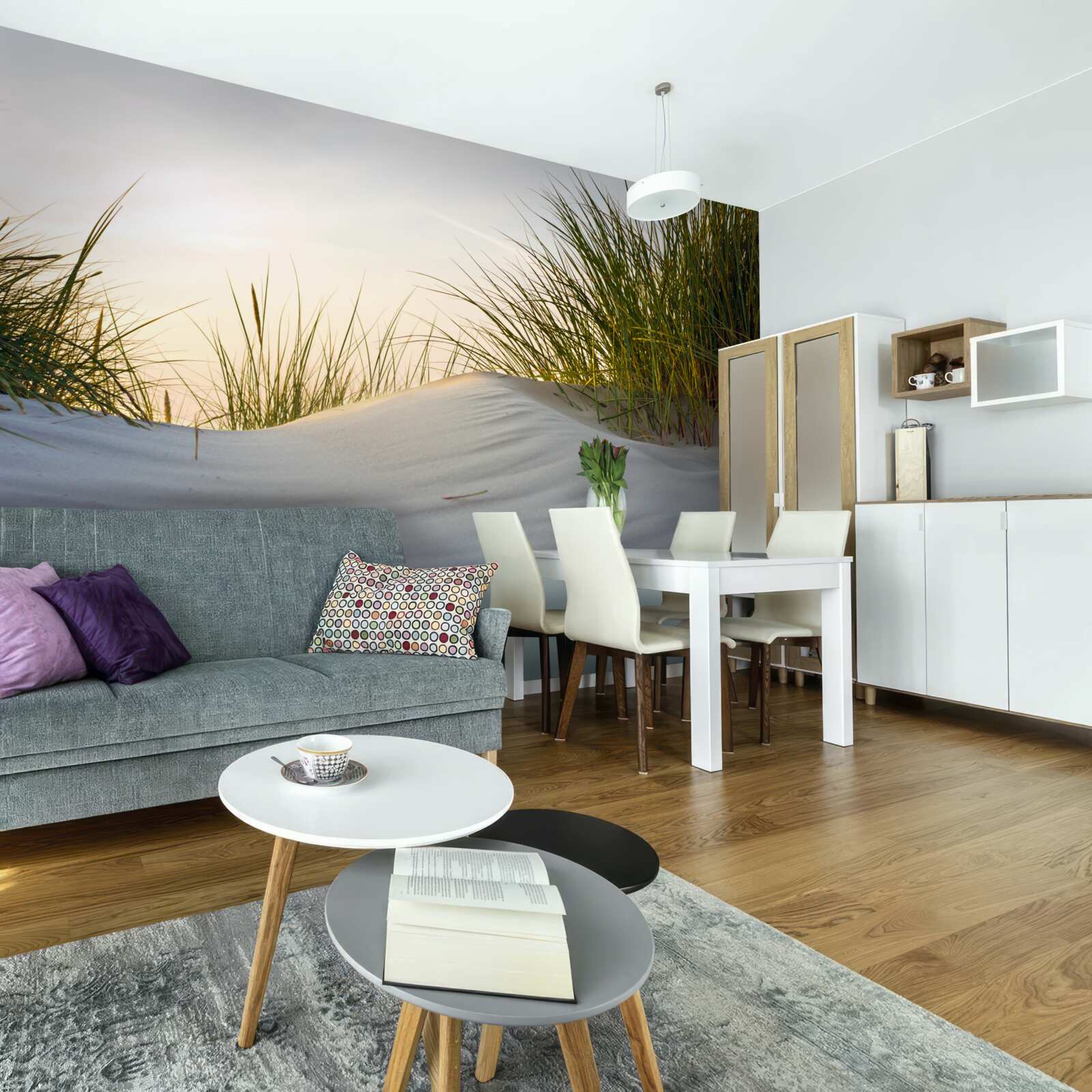 Papier peint plage de sable entourée de verdure au lever du soleil