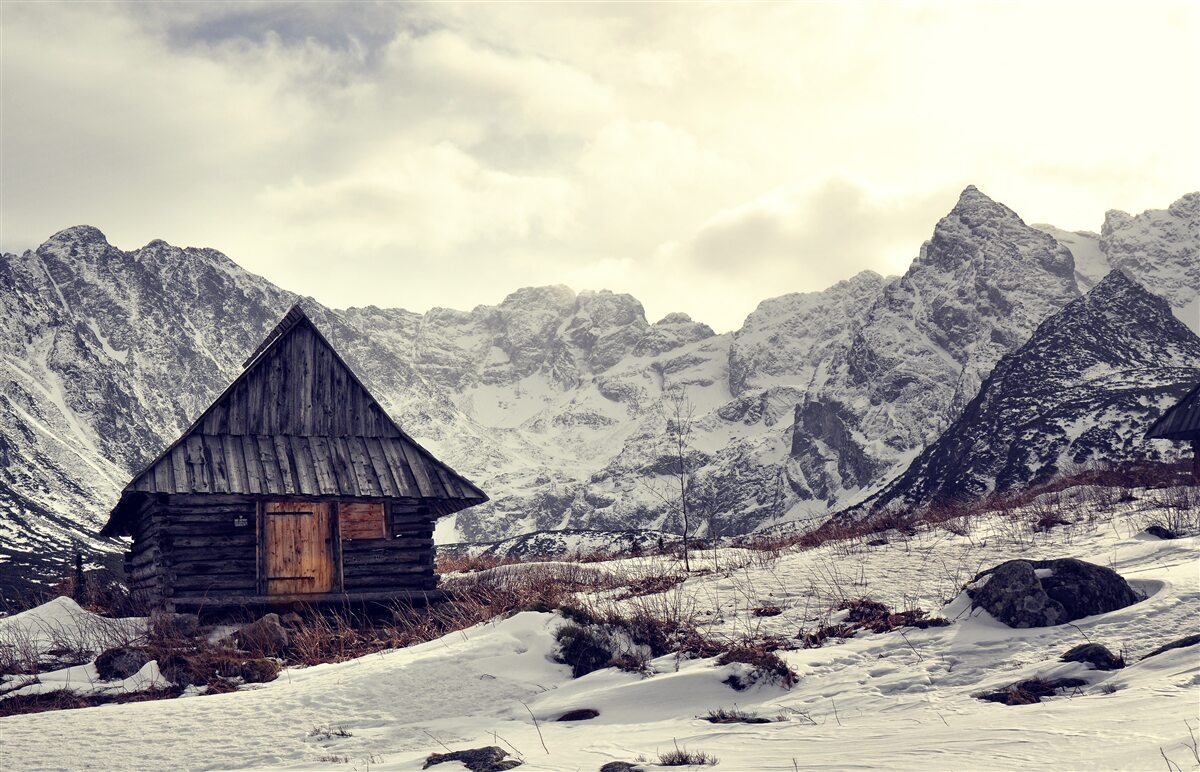 Papier peint maison confortable au milieu des montagnes gelées
