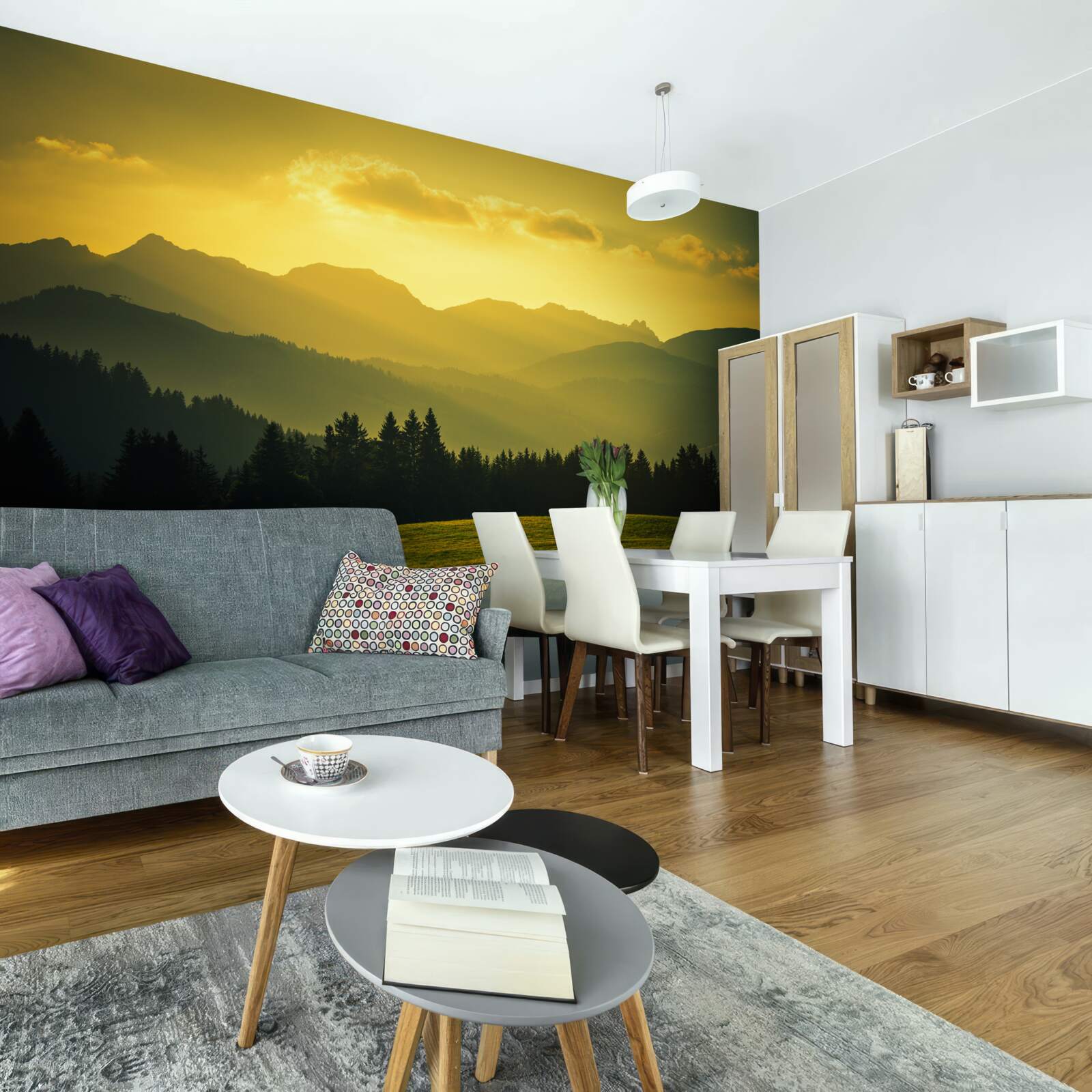 Papier peint Coucher de soleil jaune dans une forêt de montagne enfumée