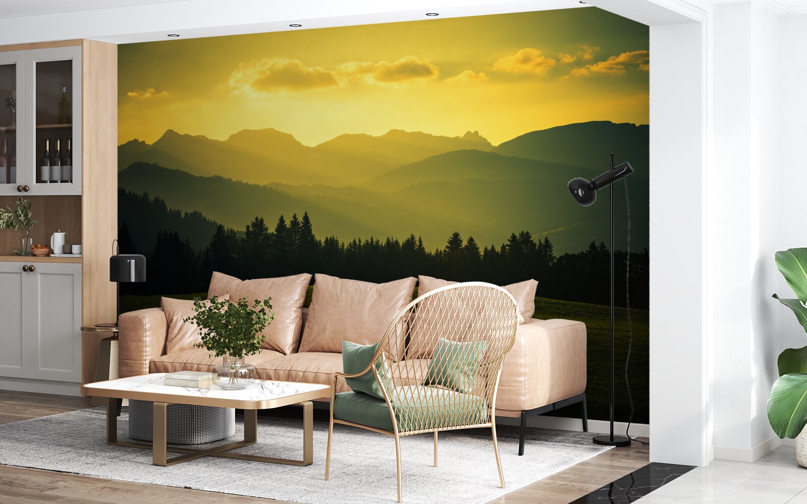 Papier peint Coucher de soleil jaune dans une forêt de montagne enfumée