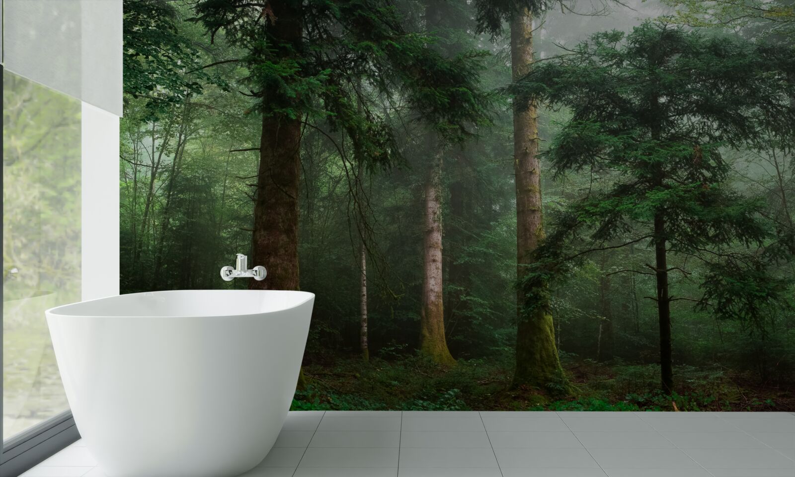 Papier peint la vieille forêt de conifères est enveloppée d'un épais brouillard