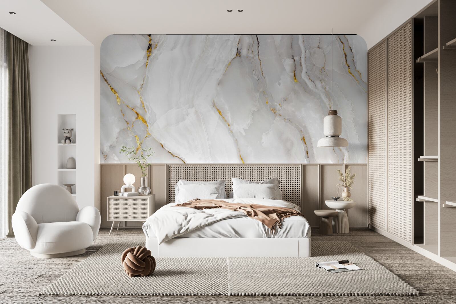 Papier peint marbre dans les tons gris et blanc avec des éléments dorés