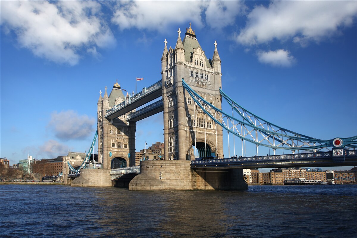 Papier peint le pont-tour qui s'étend sur la surface calme de la rivière