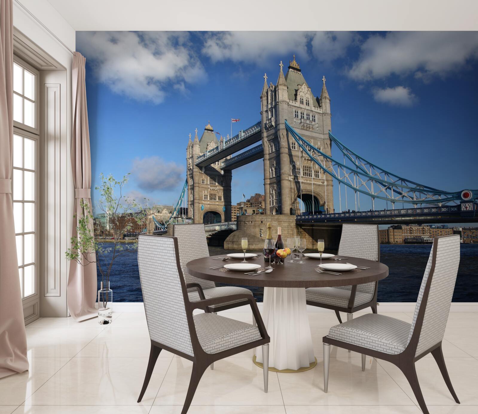 Papier peint le pont-tour qui s'étend sur la surface calme de la rivière