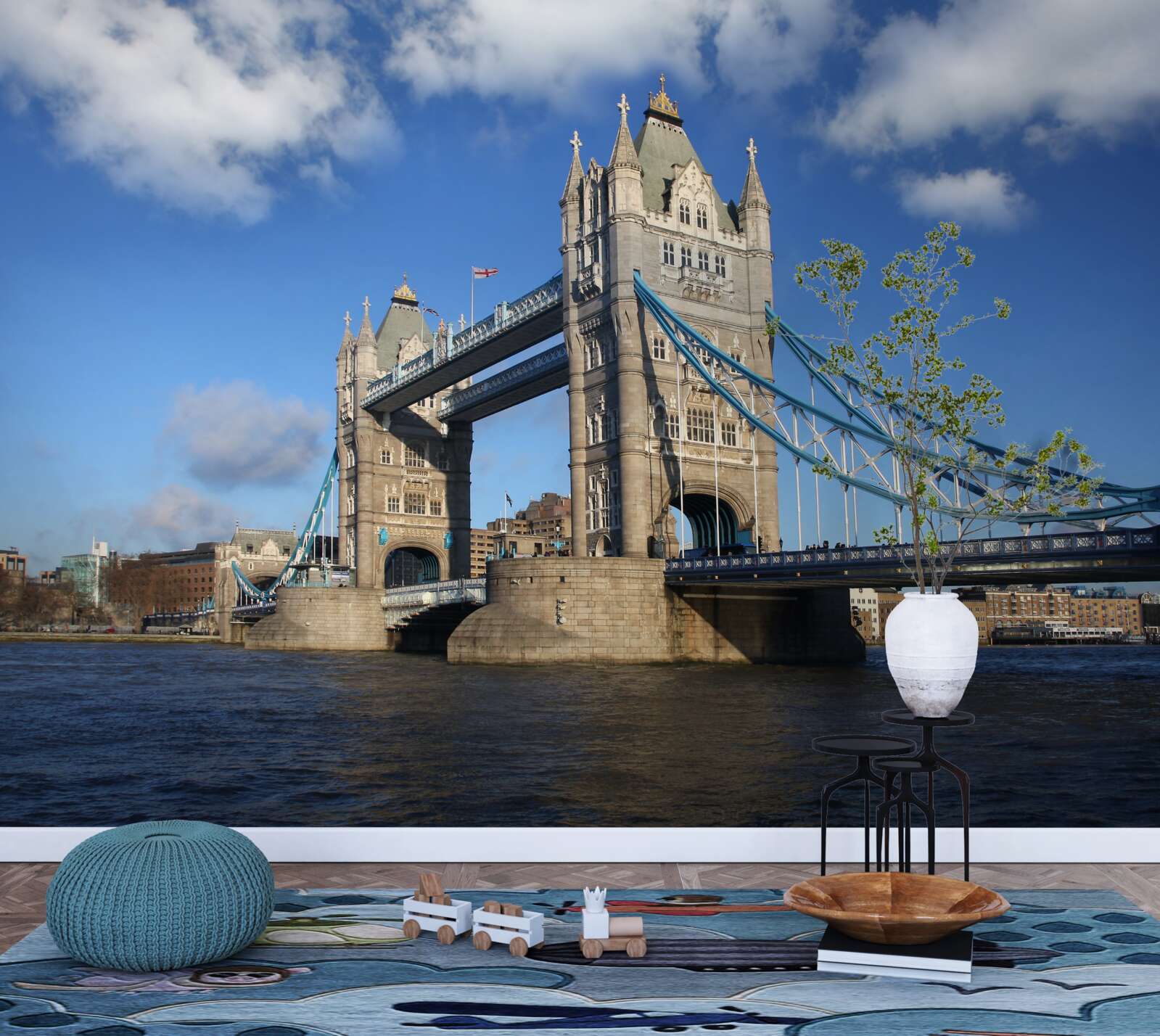 Papier peint le pont-tour qui s'étend sur la surface calme de la rivière