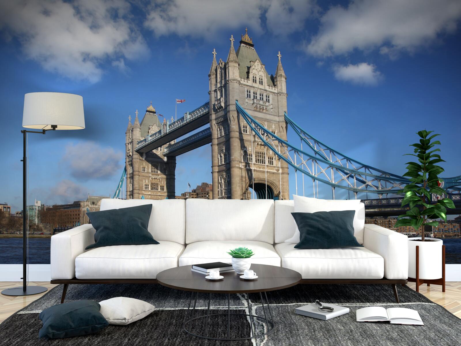 Papier peint le pont-tour qui s'étend sur la surface calme de la rivière