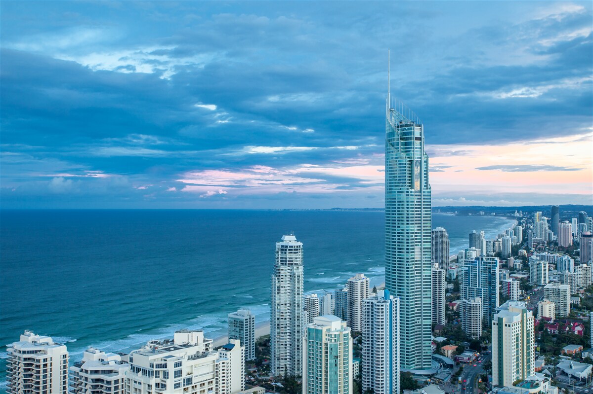 Papier peint ville géante au bord de la mer