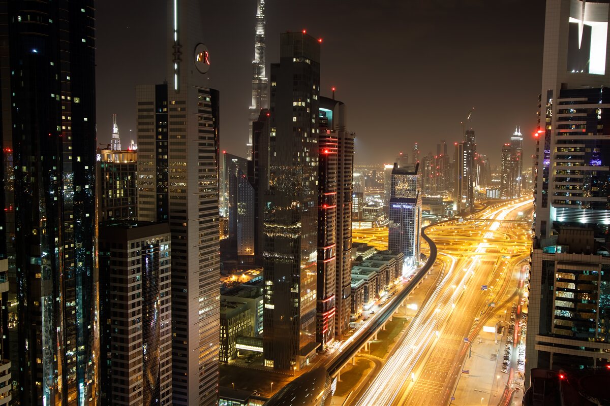 Papier peint l'avenue de la nuit est entourée d'immeubles résidentiels de plusieurs étages