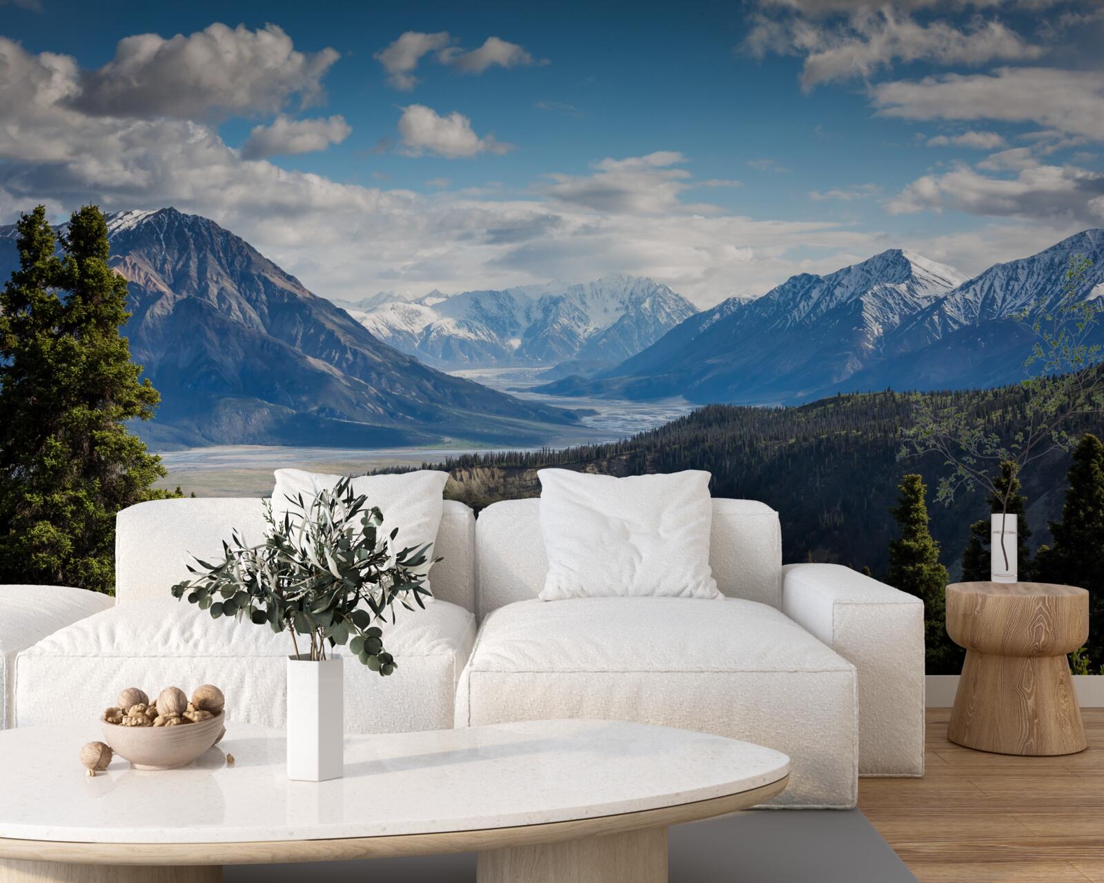 Papier peint une branche de la montagne surmontée d'arbres à l'orée de la forêt