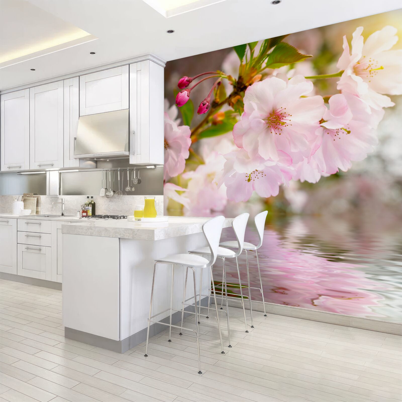 Papier peint des branches de cerisiers aux fleurs roses sont suspendues au-dessus de l'eau