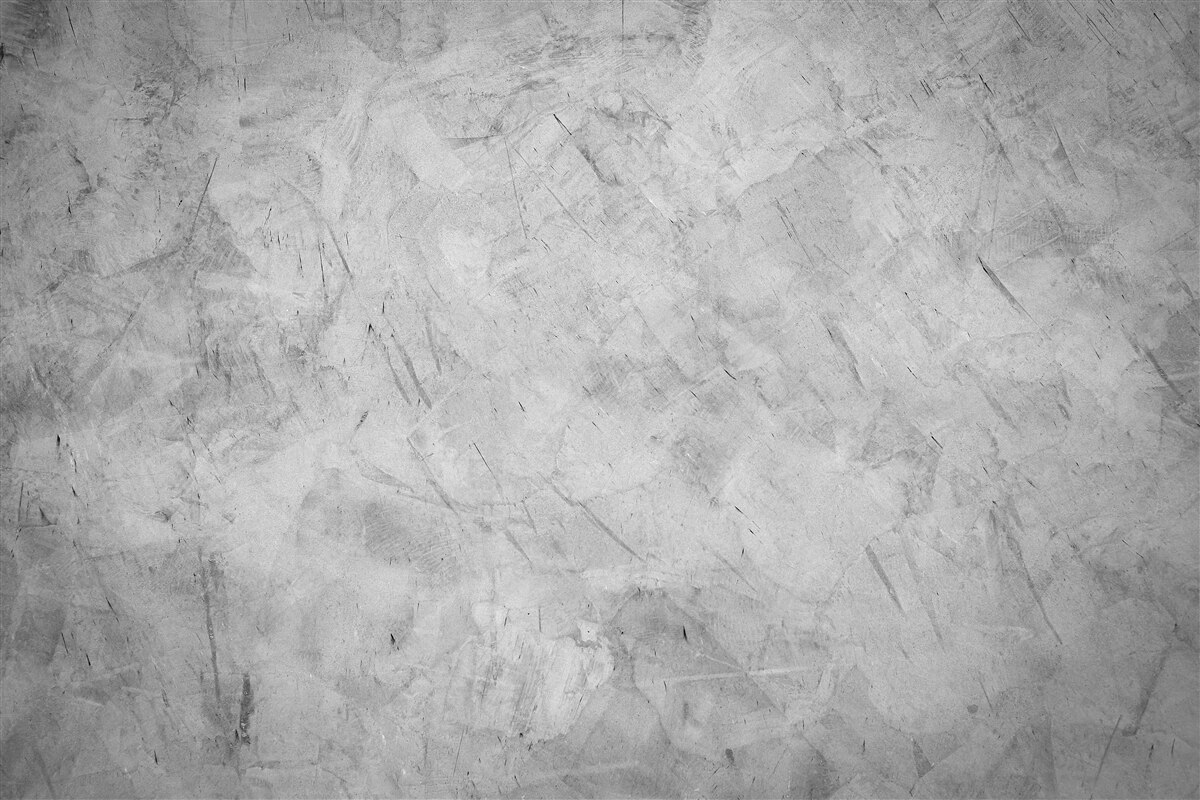 Papier peint forte pluie dans une forêt plongée dans le brouillard