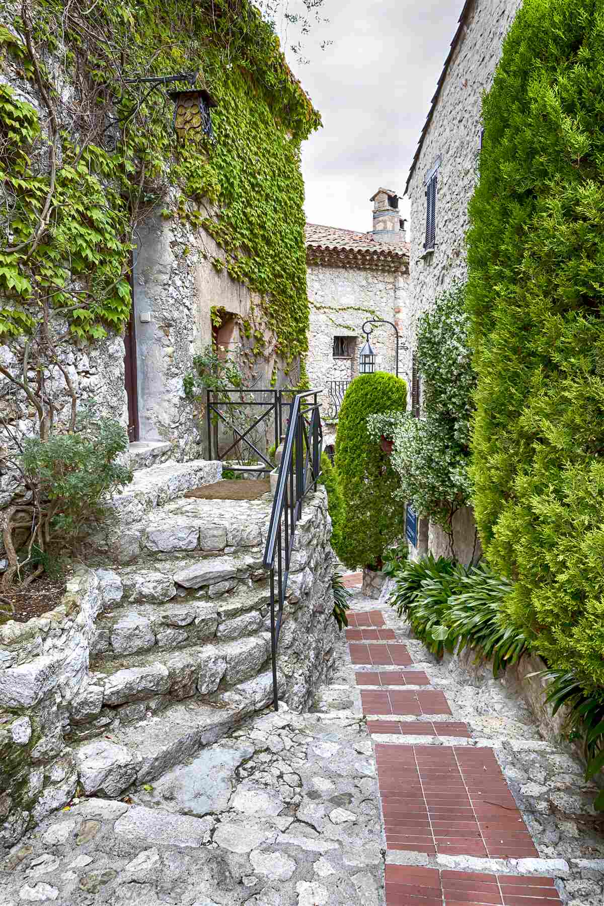 Papier peint une cour verte et tranquille dans une ville ancienne
