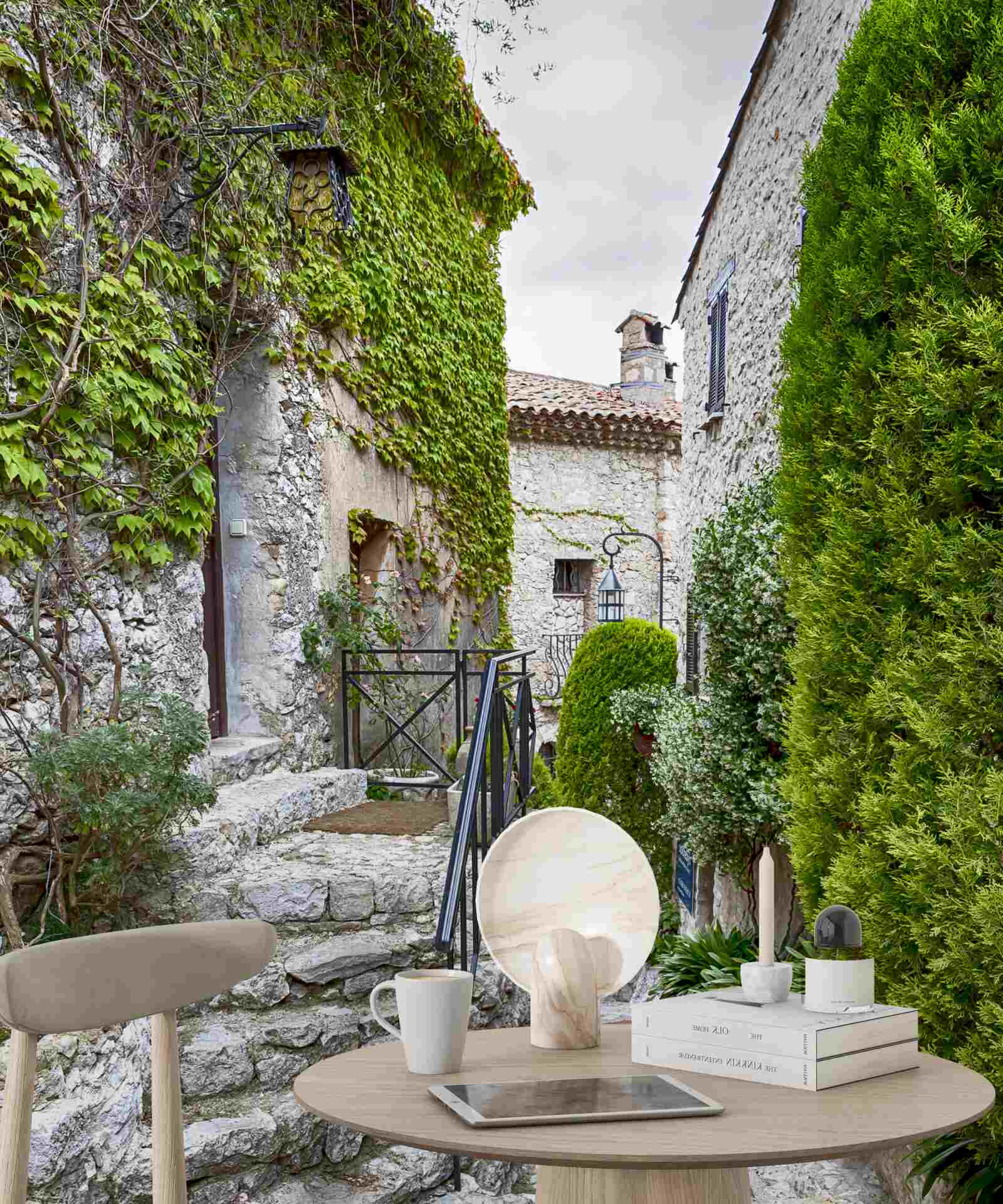 Papier peint une cour verte et tranquille dans une ville ancienne