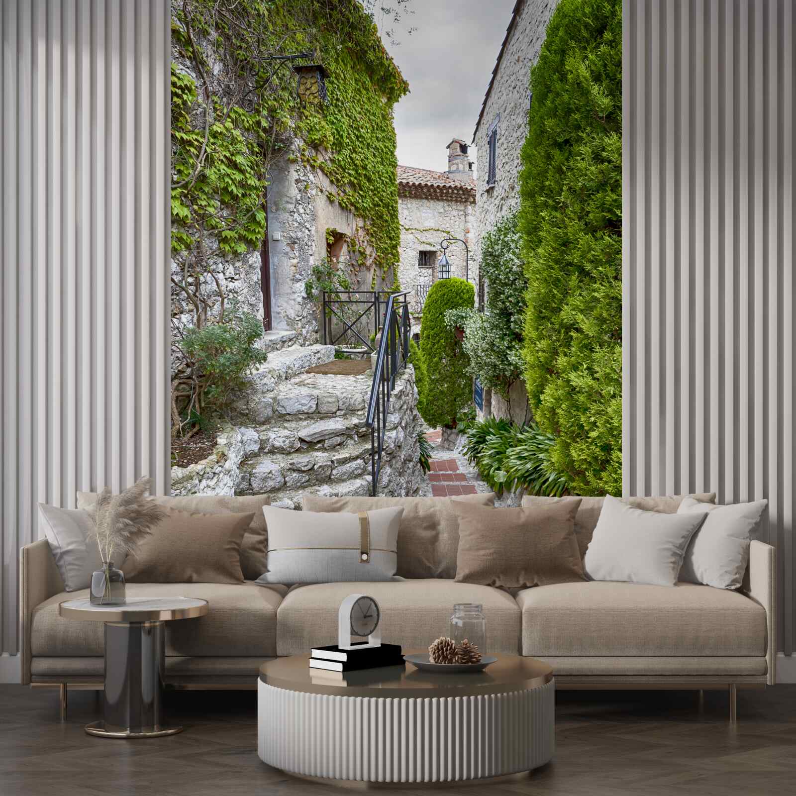 Papier peint une cour verte et tranquille dans une ville ancienne