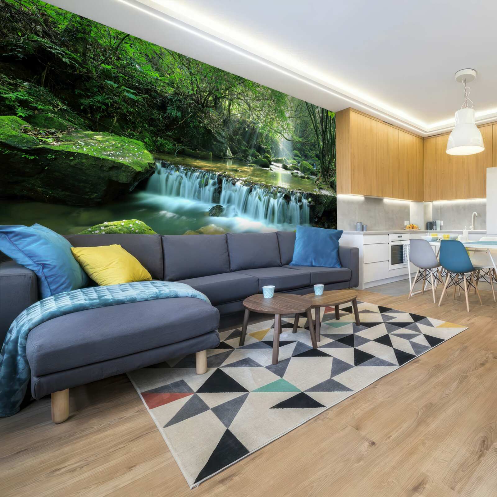 Papier peint cascade déversant bruyamment de larges ruisseaux dans la verdure, illuminée par les rayons du soleil