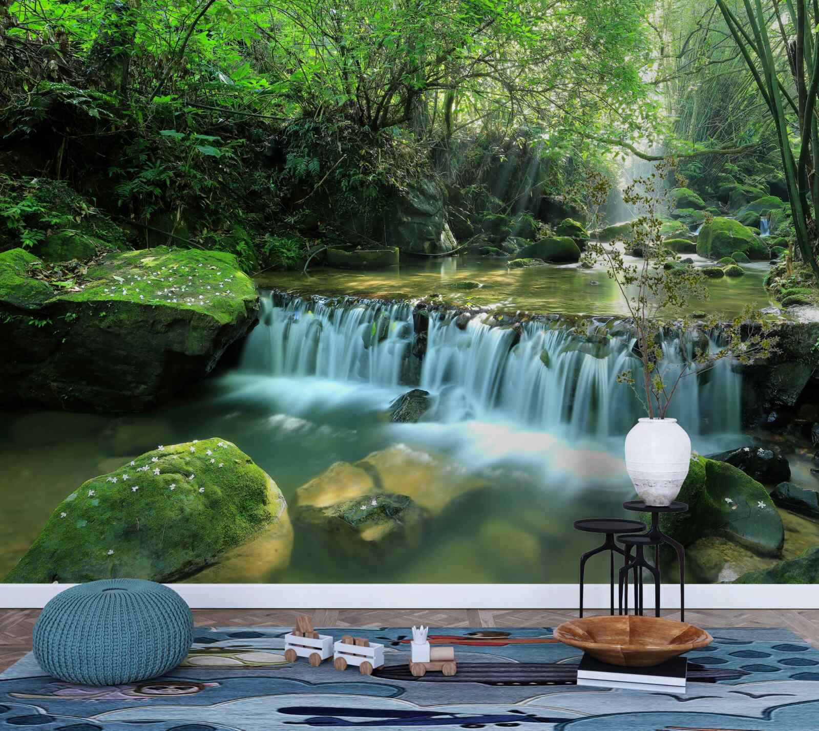 Papier peint cascade déversant bruyamment de larges ruisseaux dans la verdure, illuminée par les rayons du soleil