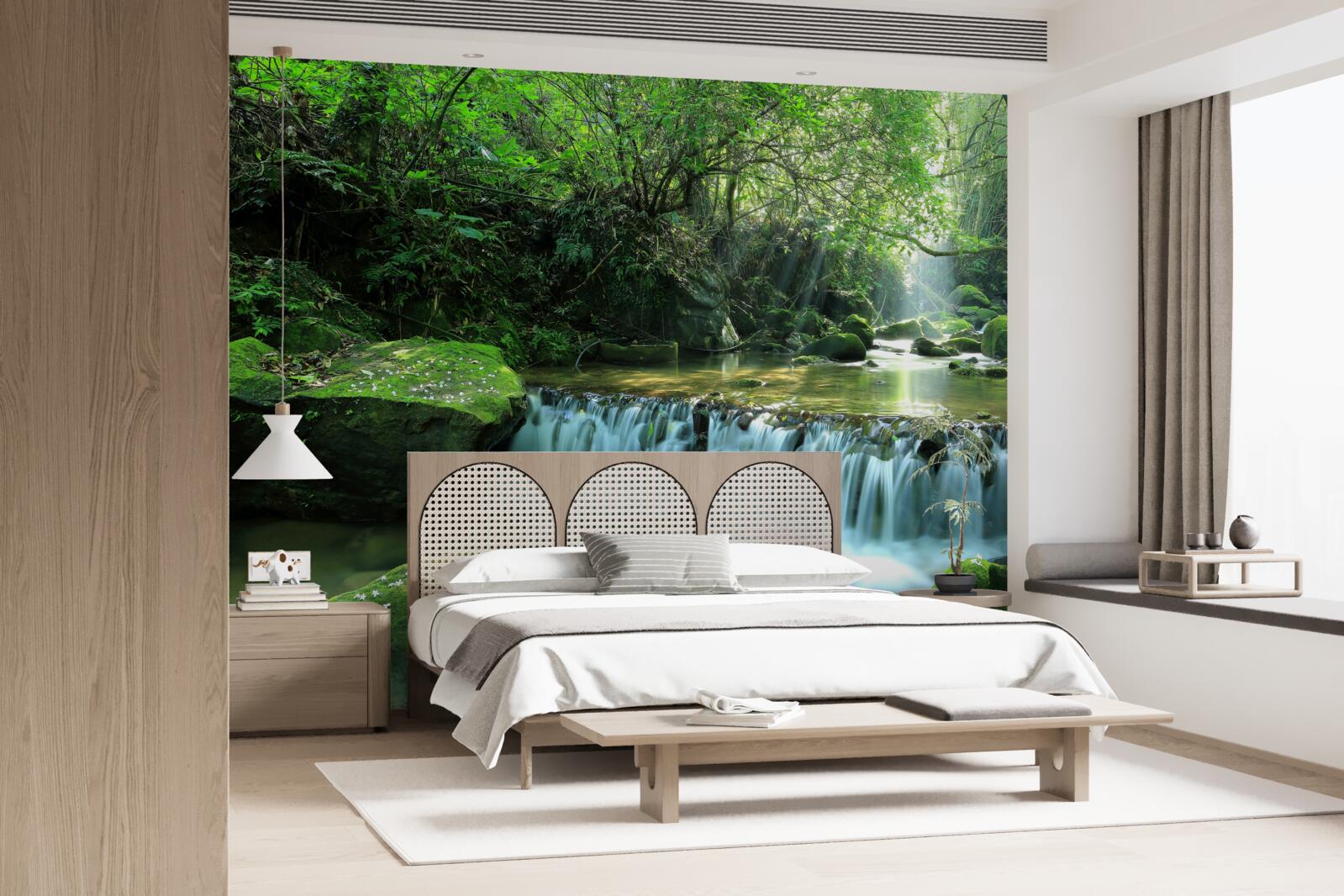 Papier peint cascade déversant bruyamment de larges ruisseaux dans la verdure, illuminée par les rayons du soleil