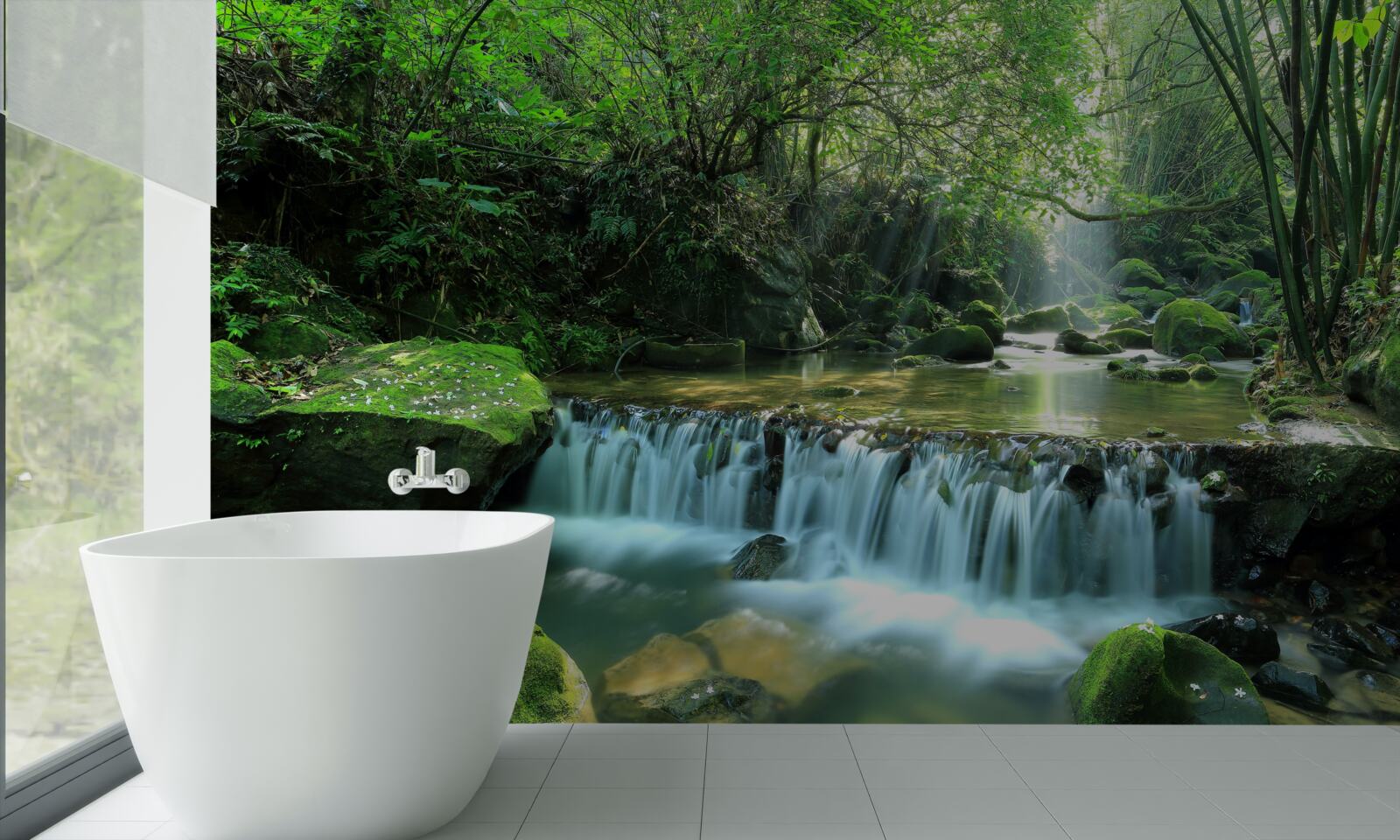 Papier peint cascade déversant bruyamment de larges ruisseaux dans la verdure, illuminée par les rayons du soleil