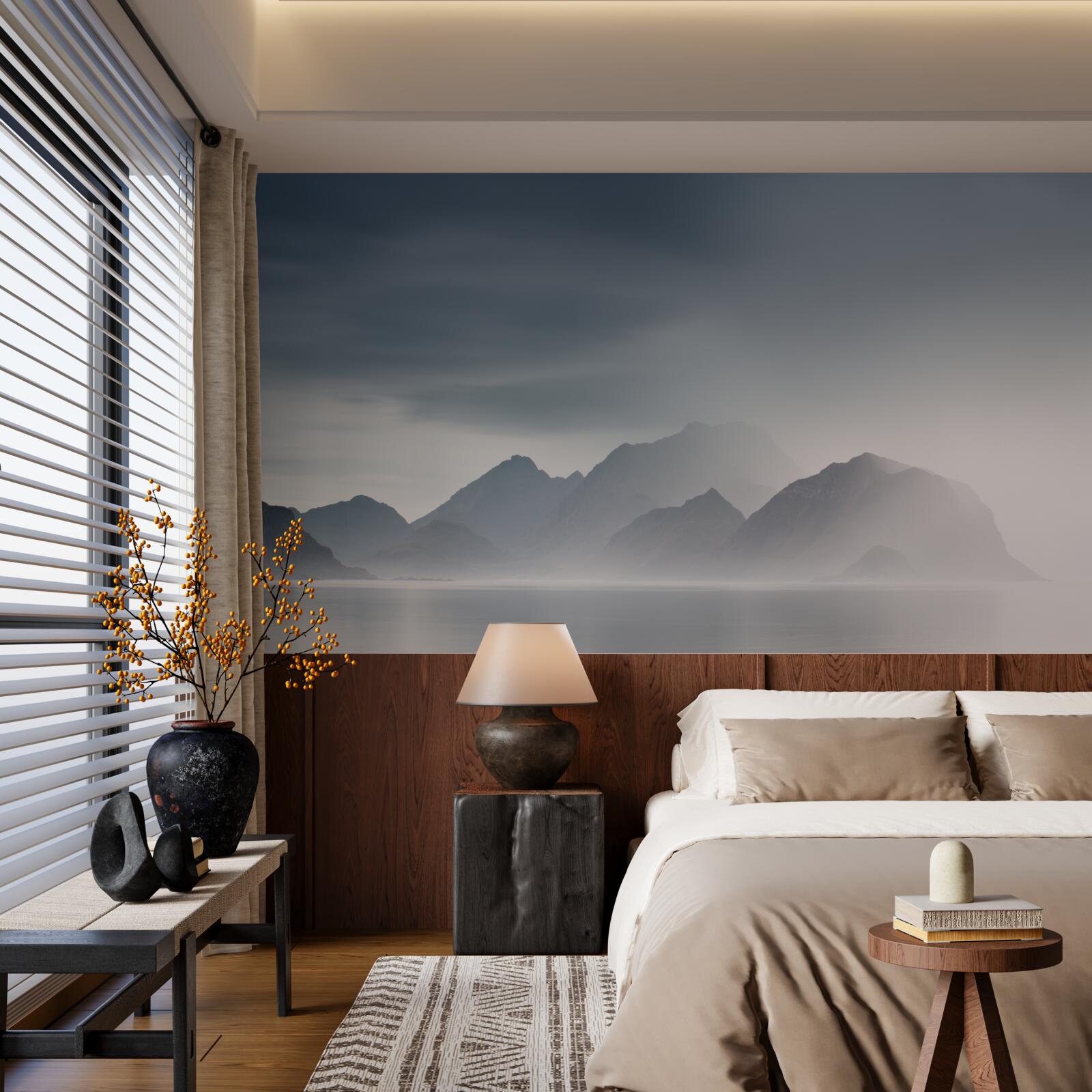 Papier peint un brouillard épais descend dans les eaux menant aux montagnes