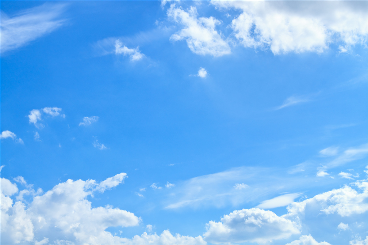 Papier peint bleu céleste avec des nuages blancs comme neige