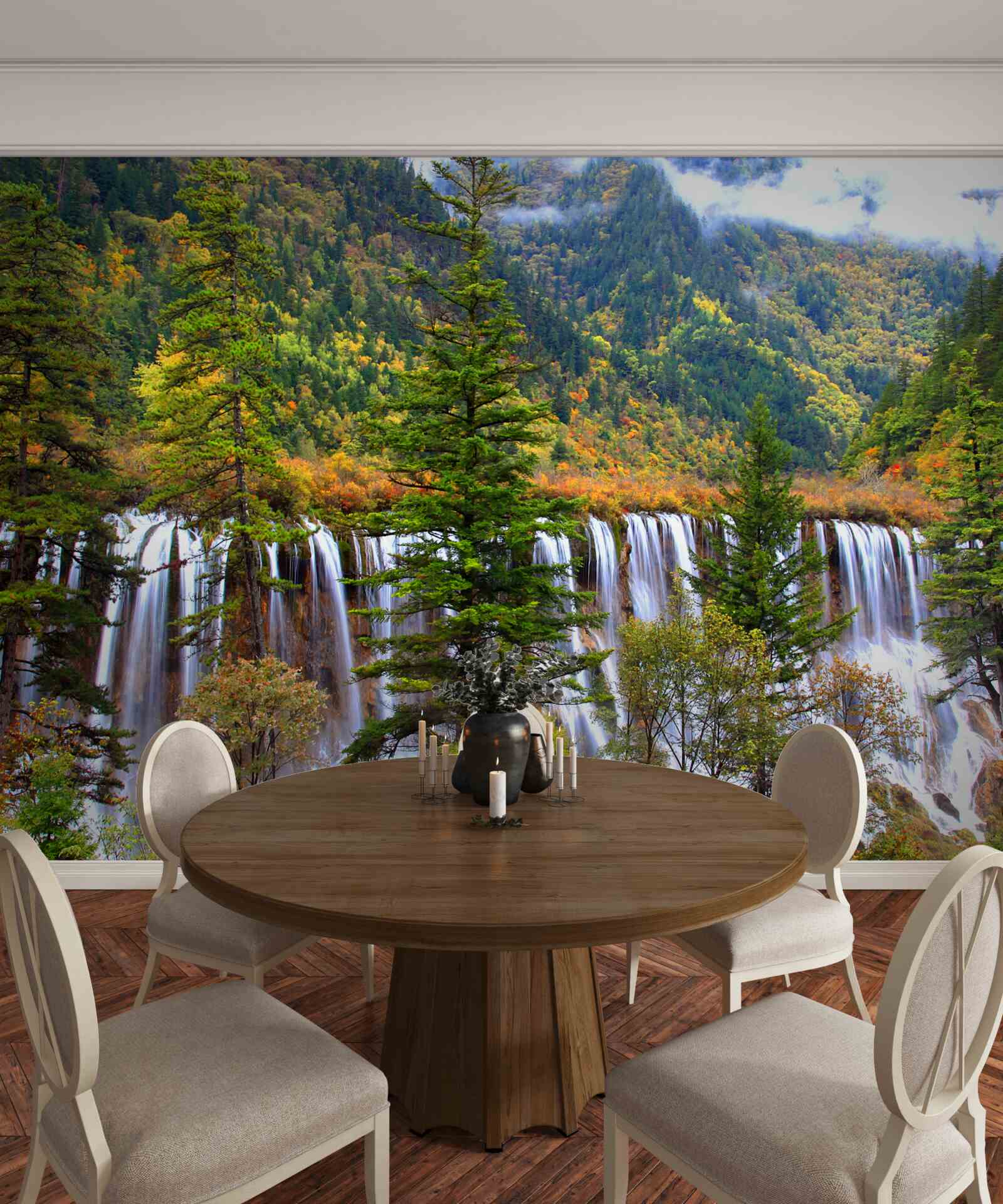 Papier peint une énorme chute d'eau qui coule à flanc de montagne