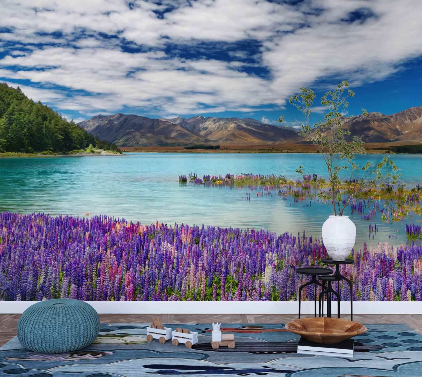 Papier peint les fleurs se reflètent dans l'eau cristalline d'un lac de montagne