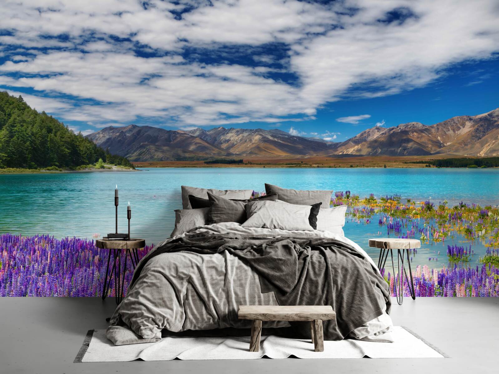 Papier peint les fleurs se reflètent dans l'eau cristalline d'un lac de montagne