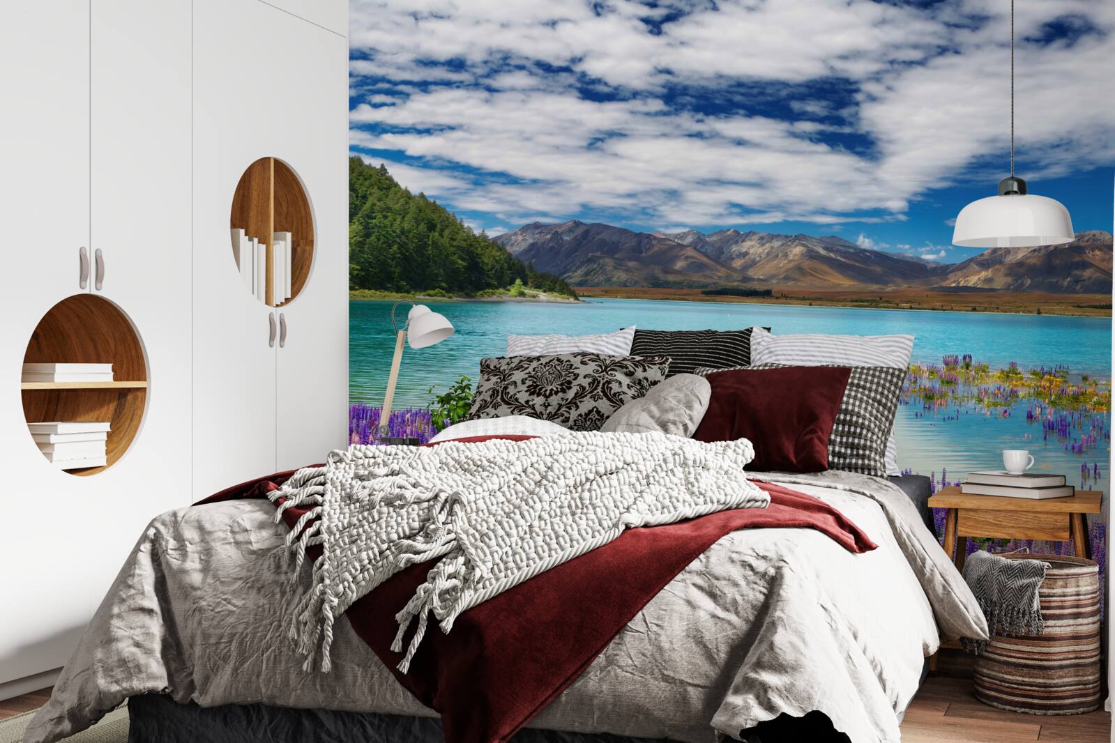 Papier peint les fleurs se reflètent dans l'eau cristalline d'un lac de montagne