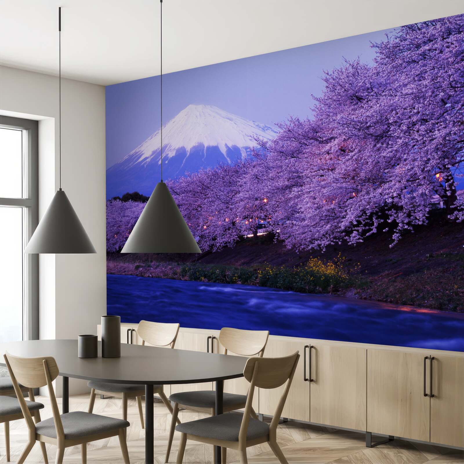 Papier peint les fleurs de lilas au pied de la montagne poussent près de l'eau