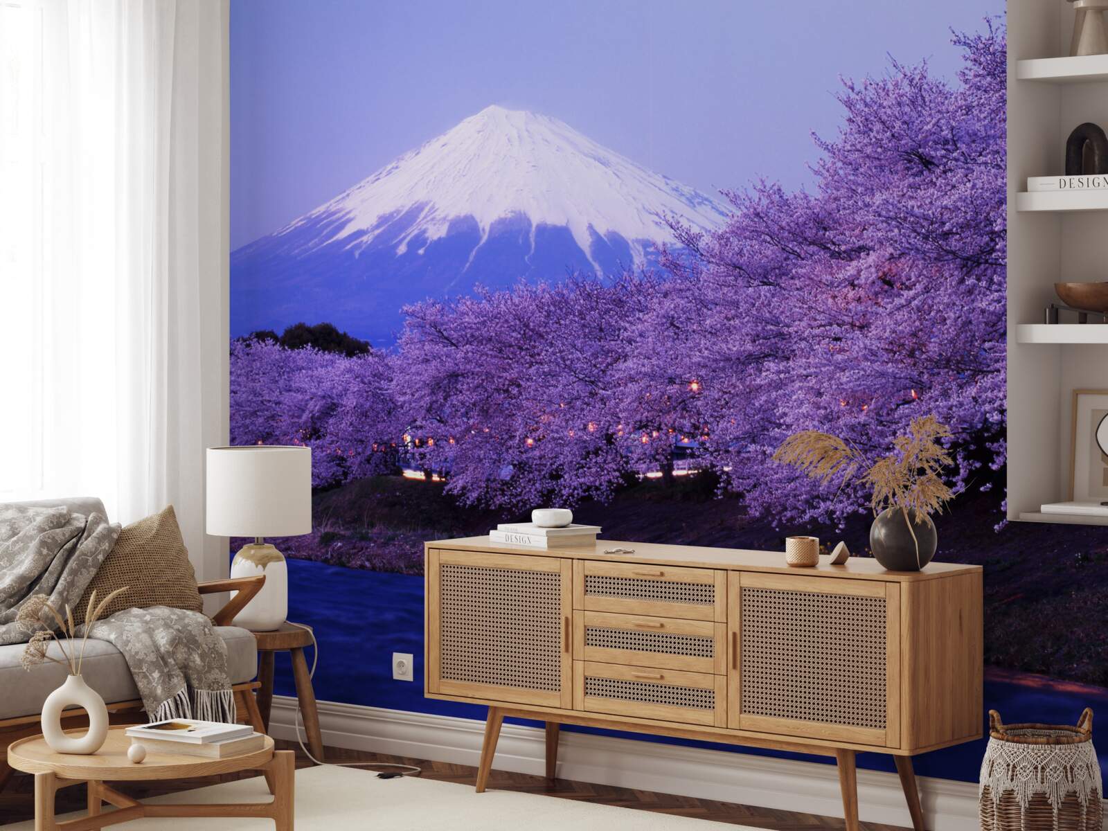 Papier peint les fleurs de lilas au pied de la montagne poussent près de l'eau